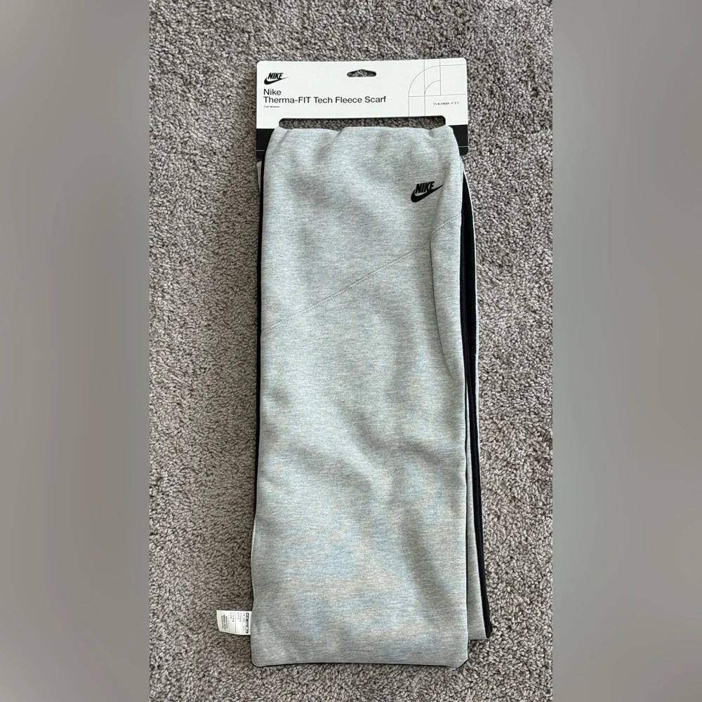 Nike Therma-Fit Tech Fleece Winter Scarf Cold Weather Gray Black‎ One Size $60